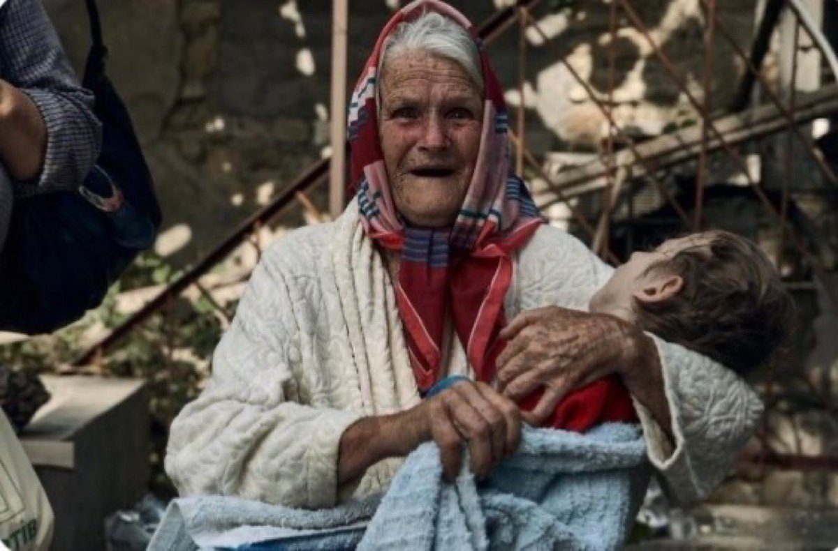 💔 Cette image me hante 😔 
Ce pourrait être notre mère, notre tante, notre grand mère, notre sœur, notre voisine, peu importe.!
Russes, vous tous, êtes les responsables de la souffrance d'un peuple 🇺🇦.  L’Ukraine est et restera toujours l’Ukraine ! 💙💛