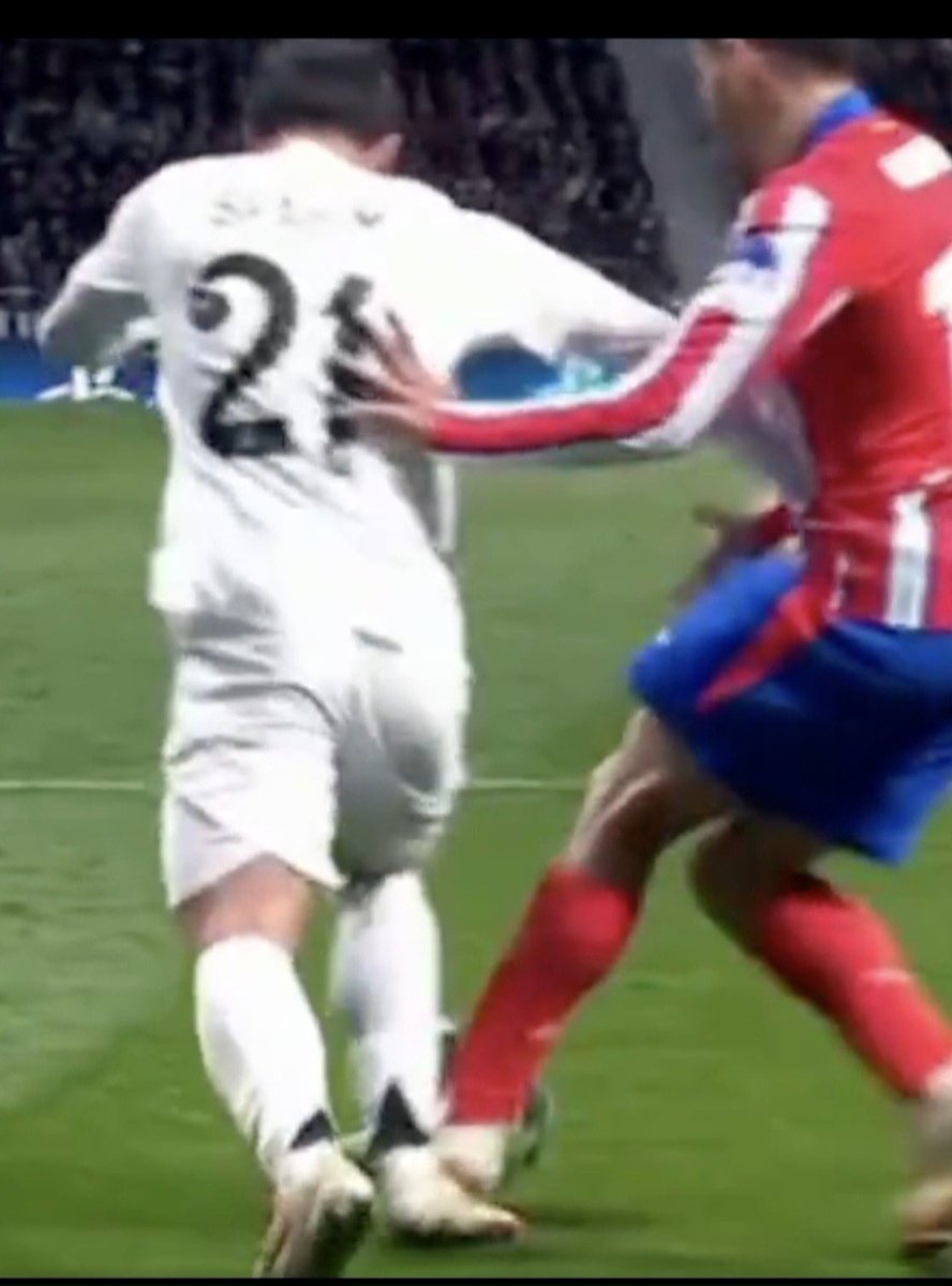 MarioliRm's tweet photo. Pero con esto no te sentistes ultrajado el hipocrita @Simeone ? https://t.co/VNLAMA1VH0