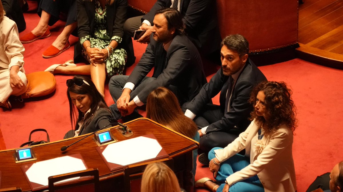 ⸻

Abbiamo detto NO a un decreto che trasforma il disagio sociale in reato, reprime la libertà e criminalizza la solidarietà.
La dignità umana non è negoziabile.
Continueremo a lottare per i diritti, non per la paura. ✊🕊️

#NoDecretoSicurezza #RestiamoUmani