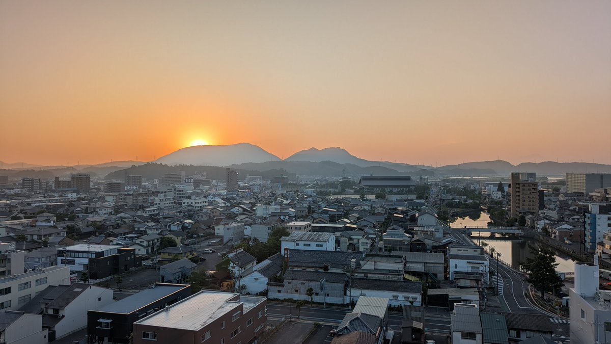 【松江/嵩山からの日の出】

2025.06.05.(木曜) 
午前５時10分ごろ

天気　晴れ
気温　18度

今日の日の出　午前４時53分

<a href="/matsue_city/">松江市</a>
