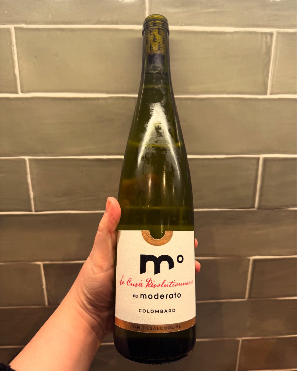 I am obsessed with this alcohol-free wine. It tastes just like ‘real’ wine. Fresh, crisp and with the perfect amount of acidity. It is perfect for summer. I’m off to buy a case now. Alcohol-free white wine - Colombard - Revolutionary Cuvée from @le_moderato