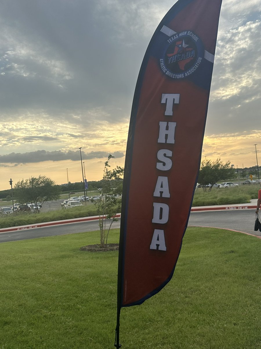coachvjohnson33's tweet photo. 4 Days of Learning, Growing, Networking &amp; Fellowshipping with some of the Best of the Best @OfficialTHSADA. I am beyond tired physically but mentally it’s Go Time! Thanks @vypehouston for the headshot! @FBISDAthletics @ACHS_ChargerGBB https://t.co/aE5XRIpO3u