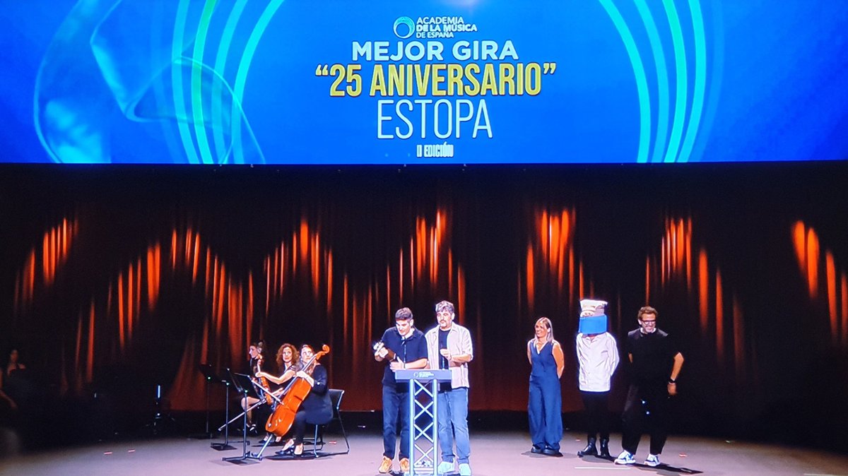 Estopa dedicándole su Premio a Mejor Gira a todos sus técnicos y currantes de la Gira 25 Aniversario.

LOS MEJORES.

#premiosacamus