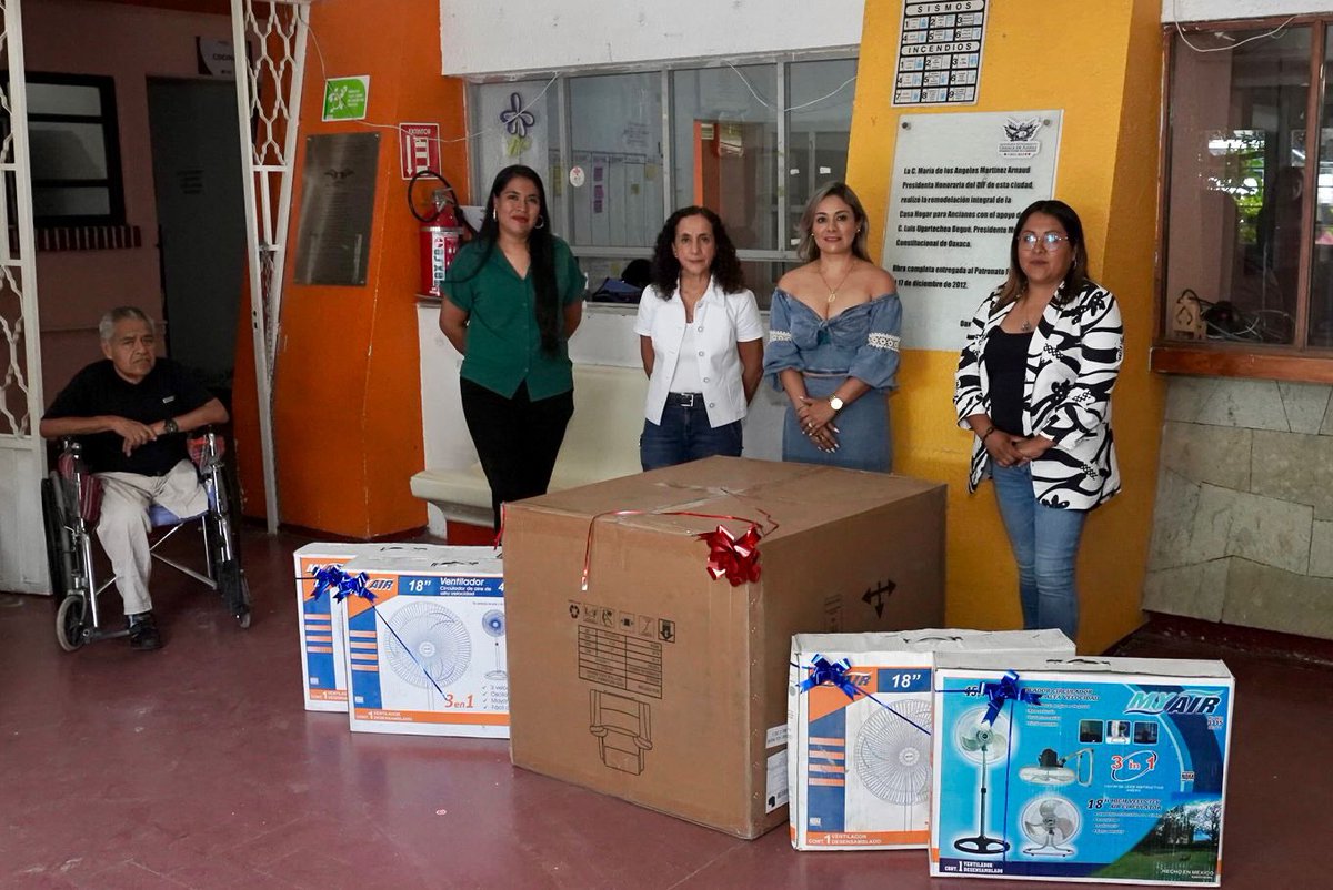 OMEC_Oaxaca's tweet photo. Hoy, la Organización de Mujeres Empresarias y Constructoras A.C. acudimos a la Casa Hogar de Adultos Mayores de Oaxaca de Juárez con un solo propósito: estar cerca de quienes más nos necesitan.
💜 Agradecemos profundamente a las y los empresarios que se sumaron a esta gran labor. https://t.co/RiMi27QfaQ