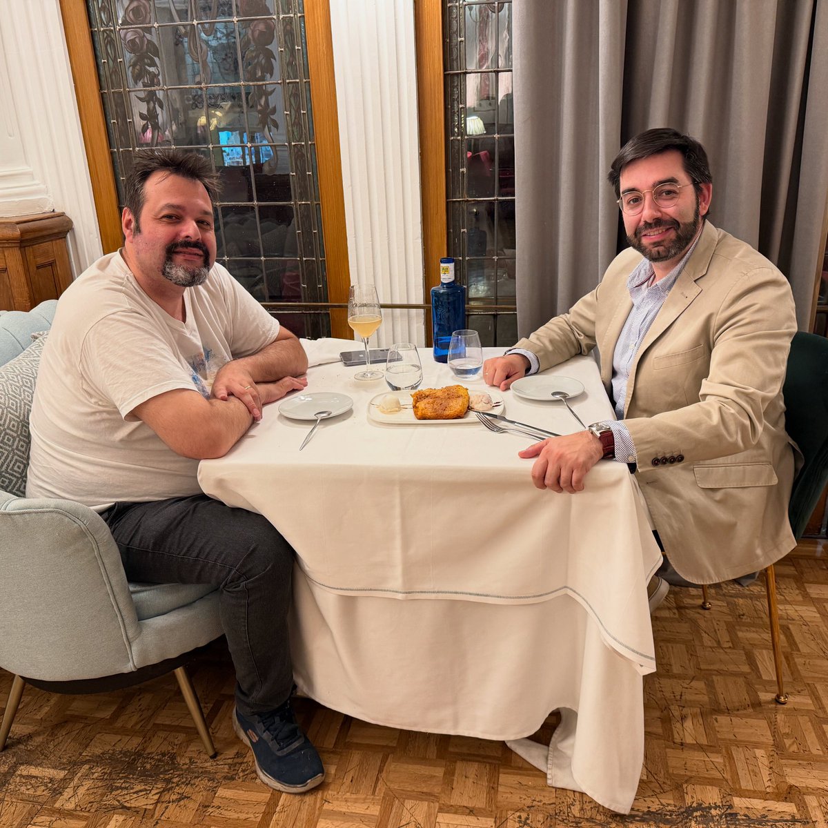 MonsalveErnesto's tweet photo. Cenando con el gran @martinllade en #Valladolid, desde donde mañana se grabará en directo #SinfoníaDeLaMañana #SLDM 🕗 #Salieri https://t.co/1sWZ2KB93O