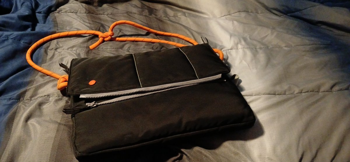 PaullyTVvet's tweet photo. @howbottleinc @vechainofficial Got my bag this week  Possible review video incoming 👀 https://t.co/EwBJLPLQHG