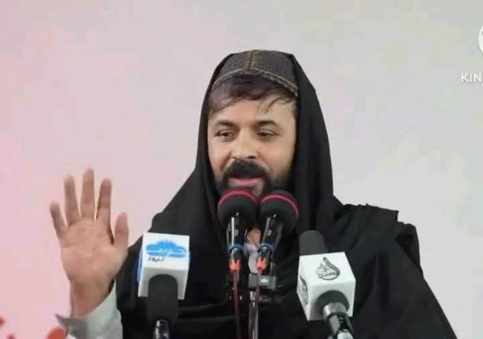 رحيم سکندر  داشرف غني په وخت کې  استخباراتو ونيو 
مطمين دپوسکۍ بګتۍ ورته ويله 
خيرو شينوارو ويل نيلسن منډيلادی
شفيع اعظم دضمير دانقلابي قيدي لقب ورکاوه 
خو اوس دوی ټول خاموشه دي 
هيڅ هم نه وايې 
سکندر هماغه سکندر دی 
هماغه يې غومبر دی 
خوتفاوت دادی چې په پنجاب کې جهاد روا بولي