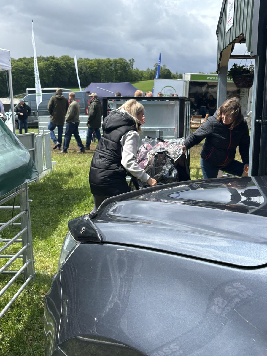 rattycastle's tweet photo. My GD at a #sheepfair something I never thought I we would see 😂😂 #farmlife @natsheep https://t.co/H9Mo6AlcFJ