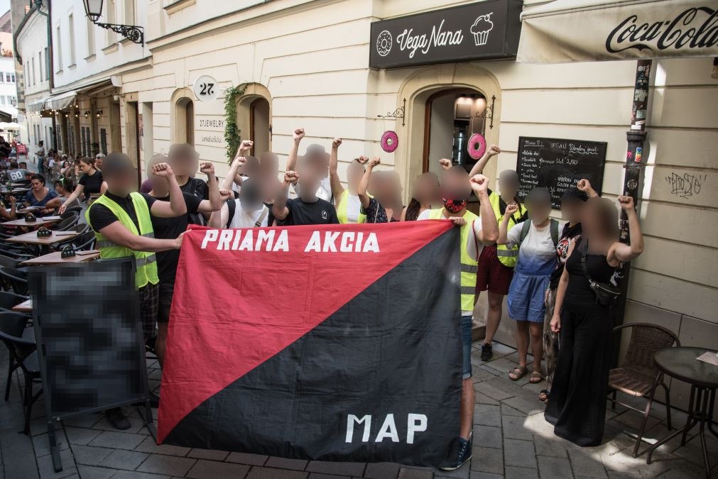 Internacional 🔴⚫  Boicot al restaurante VEGANANA de Bratislava.

Si visitas Eslovaquia o resides en Bratislava, no consumas en éste establecimiento: No consumas explotación laboral. 

Nuestra fuerza es la #Solidaridad ✊ ✊✊

Priama Akcia (AIT)  🌐 priamaakcia.sk