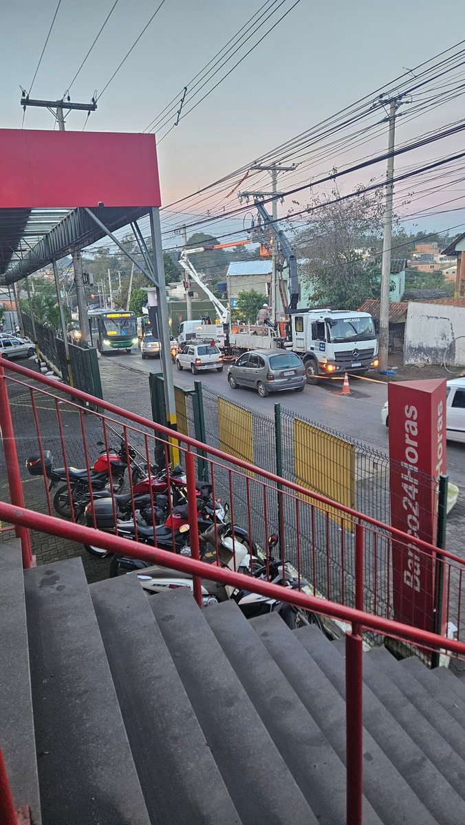 sagulhaa's tweet photo. E ai @EPTC_POA cadê voces aqui pra ajudar no trânsito? E a @CEEE_Equatorial trocar poste no horário de pico! https://t.co/y4LpavtzMW
