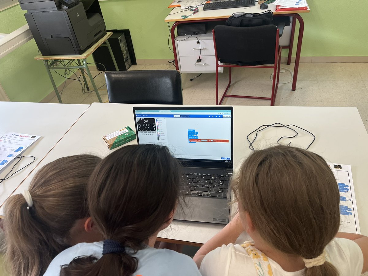 Hoy acompañamos a los alumnos de 3º del CEIP Miguel Delibes de Campo Real. Talleres de tecnología y robótica con la dotación del programa Código Escuela 4.0. Placas, retos y mucha diversión.  

#IF_CMadrid #CódigoEscuela_4_0_Madrid #CTIFMadridEste <a href="/educacmadrid/">Educación▪️Comunidad de Madrid</a>