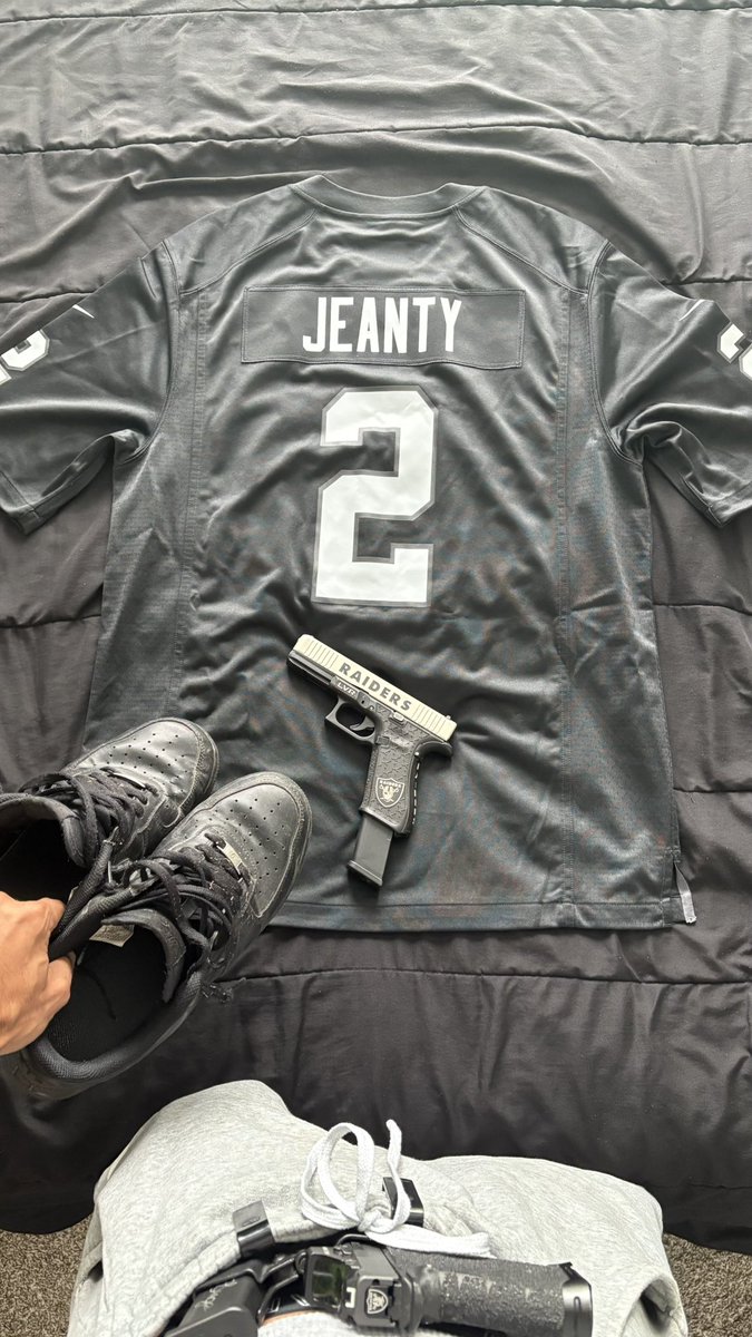 esaigivens's tweet photo. turn me up 2 💪🏽🏴‍☠️ @AshtonJeanty2 https://t.co/U1ItlelSjG