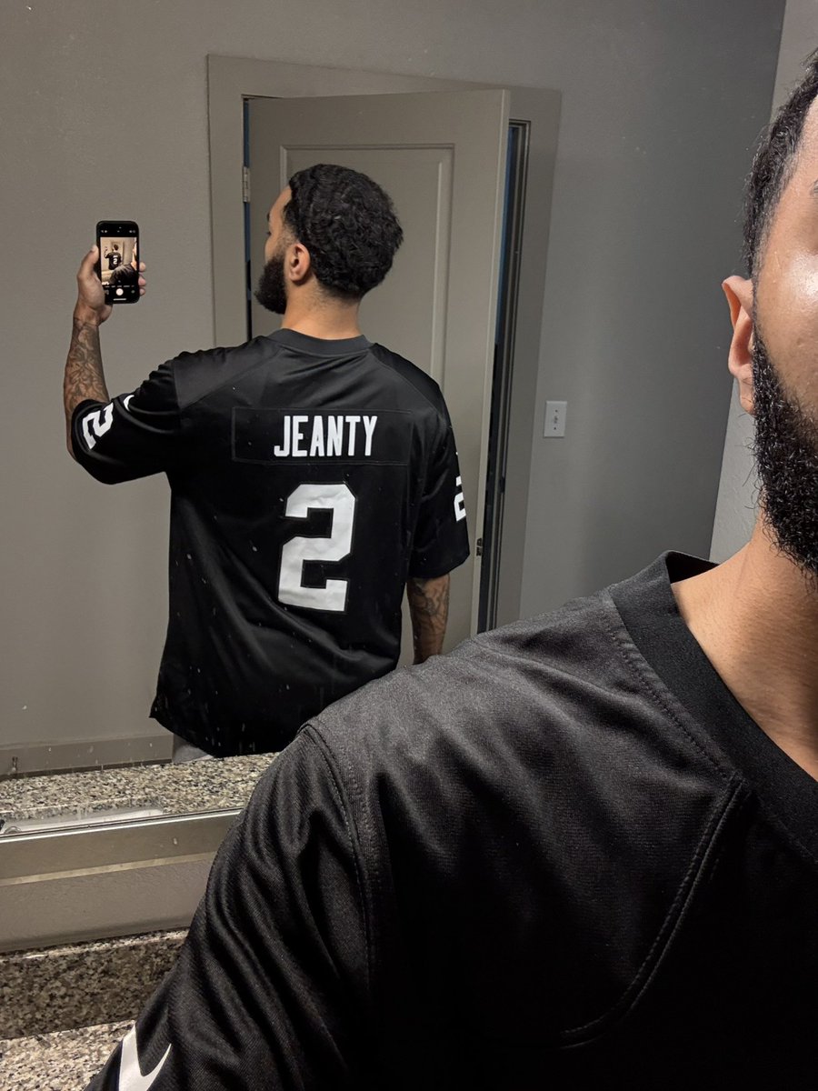 esaigivens's tweet photo. turn me up 2 💪🏽🏴‍☠️ @AshtonJeanty2 https://t.co/U1ItlelSjG
