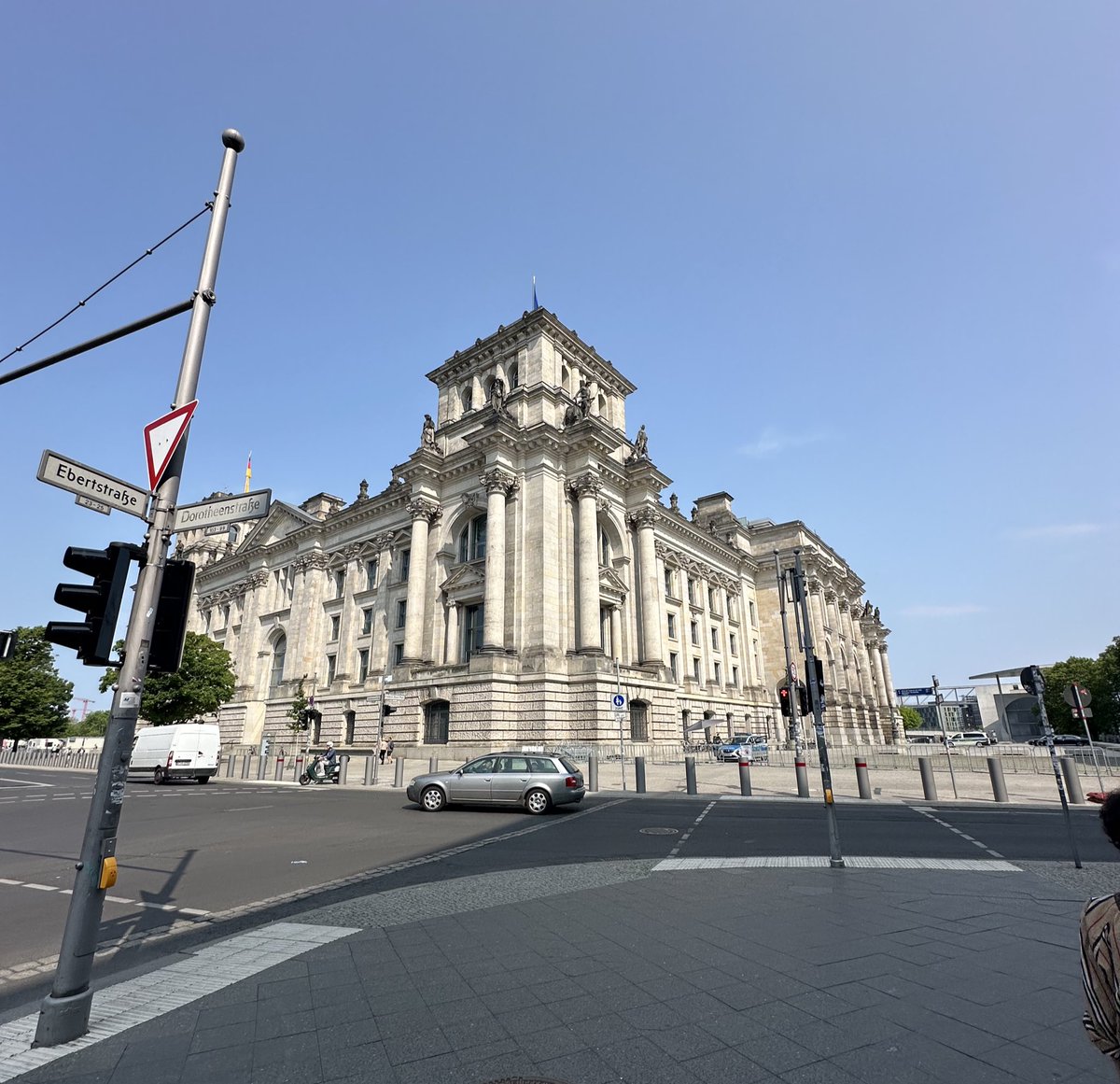 Libre como ellos nunca lo serán. 

Con la esperanza intacta en nosotros: el
pueblo 

Ref: Bundestag - Parlamento Alemán