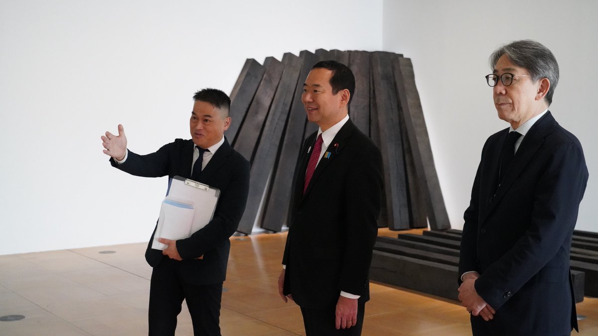 mcjp_jp's tweet image. 6月4日、フランス訪問中の藤井比早之外務副大臣を当館にてお迎えいたしました。現在開催中の「モノのエコロジー」展をはじめ、図書室やテラスなどの施設をご案内したほか、当館の鈴木仁館長とフランスでの日本文化発信をめぐって意見交換を行いました。