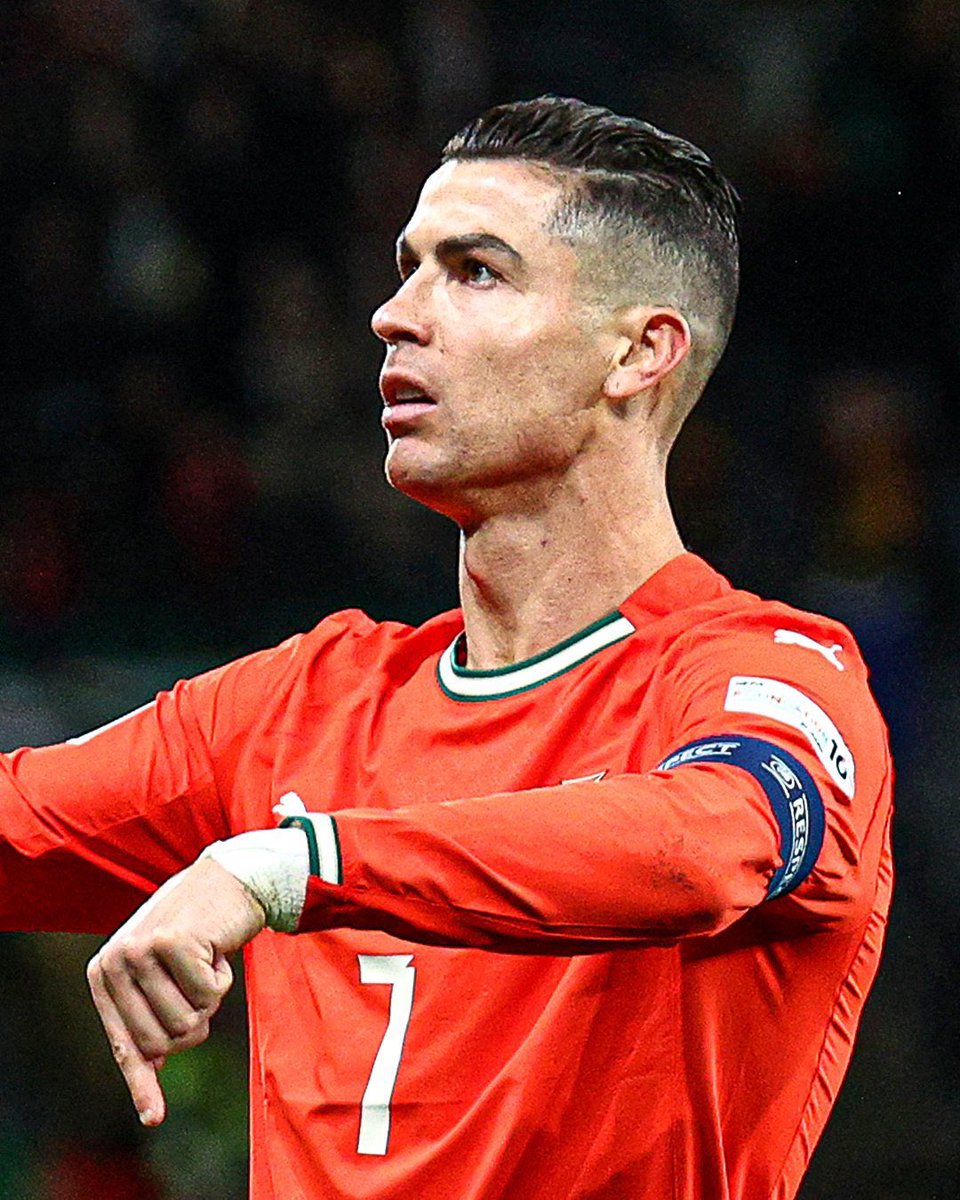 EL MEJOR JUGADOR DE TODOS LOS TIEMPOS Y QUE SIGAN MAMANDO!!!!

CRISTIANO RONALDO DOS SANTOS AVEIRO APARECIENDO EN SEMIFINAL VS ALEMANIA CON 40 AÑOS. 🐐🐐🐐🐐