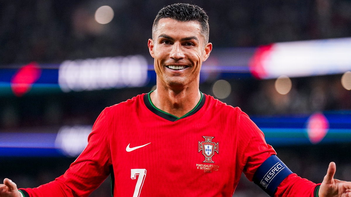 Con 40 años y sigue resolviendo partidos. Ejemplo deportivo y de vida absoluto.

Cristiano Ronaldo 🐐.