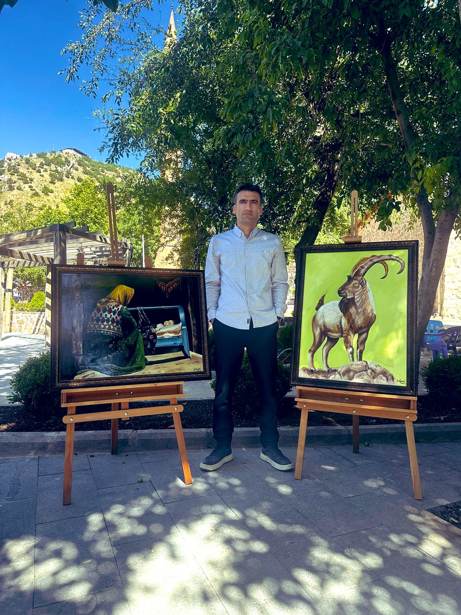 🎨Sanata duyguların dili; doğa ise ilhamın kaynağı…
Bu iki ayrı tuvalde, hem kültürümüzü hem de doğanın zerafetini buluşturdum.
Her fırça darbesi bir hikayeyi anlatır.

#Çukurcadasanat #Doğadanİlhamla #SanatlaYaşıyorum #KültürVeDoğa #FırçaDarbeleri #SanatınDili #RuhunRenkleri