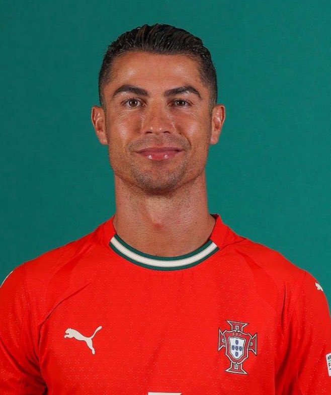 𝟭𝟴 𝗮𝗻𝘀 - 𝟰𝟬 𝗮𝗻𝘀

22 années que CR7 porte son pays. 🐐