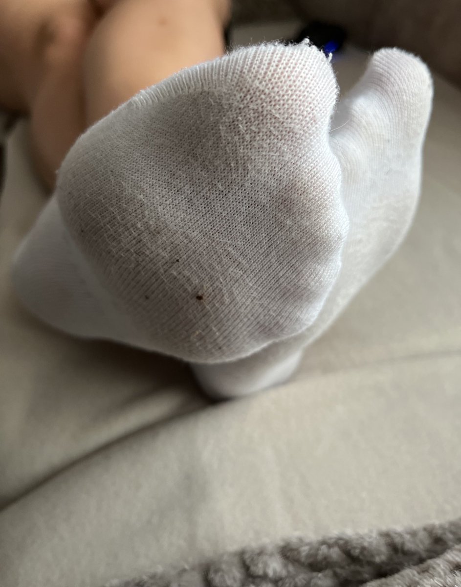 mistress_minion's tweet photo. Zbliż się do mojej stopki, tak, tak jeszcze bliżej piesku 🐶 

Pozwalam abyś powąchał moją skarpetkę po całym dniu w bucikach 🥵

Wiem jak bardzo cię podniecają moje skarpetki ☺️ https://t.co/ItTo5TMKxf