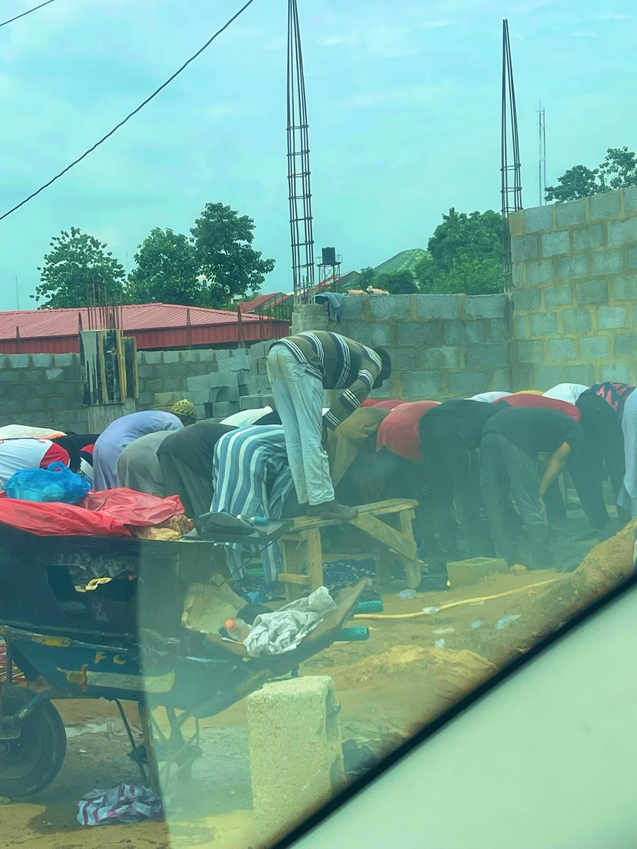 I and my sister been arguing about the authenticity of this Guy’s prayer since the time we saw him at Garki Market. 
Dan Allah is his Salah a proper and acceptable? 😂