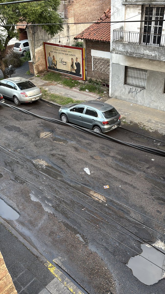 Meryelloy's tweet photo. @lanusmunicipio esto es Las Piedras y Basavilbaso, Lanús Este. Mis padres, dos personas mayores y discapacitadas, tienen que cruzar esta calle en estas condiciones. Lo malo es que se pueden caer, lo bueno es que ustedes son los únicos responsables. VERGONZOSO https://t.co/xCvWGDqPnh