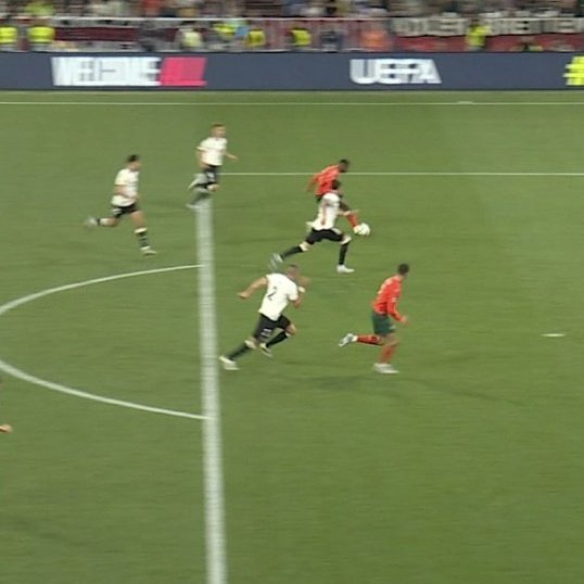 "ROBO"

Por el gol que le convalidaron a Cristiano Ronaldo en el partido de Portugal ante Alemania por la UEFA Nations League. El VAR mostró otra cámara y escondió todo, mirá el terrible offside que era, son unos ladrones hijos de re mil putas.