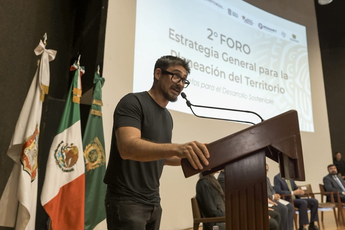 Román Meyer Falcón (@meyerfalcon) on Twitter photo ¿Y si en los libros de texto se hablara del Derecho a la ciudad? Formaríamos una ciudadanía más crítica con el país que construimos.
Ordenar el territorio es un acto de justicia y de soberanía.
Les comparto el texto que escribí para <a href="/elsolde_mexico/">El Sol de México</a> 🤓
oem.com.mx/elsoldemexico/… ¿Y si en los libros de texto se hablara del Derecho a la ciudad? Formaríamos una ciudadanía más crítica con el país que construimos.
Ordenar el territorio es un acto de justicia y de soberanía.
Les comparto el texto que escribí para <a href="/elsolde_mexico/">El Sol de México</a> 🤓
oem.com.mx/elsoldemexico/…