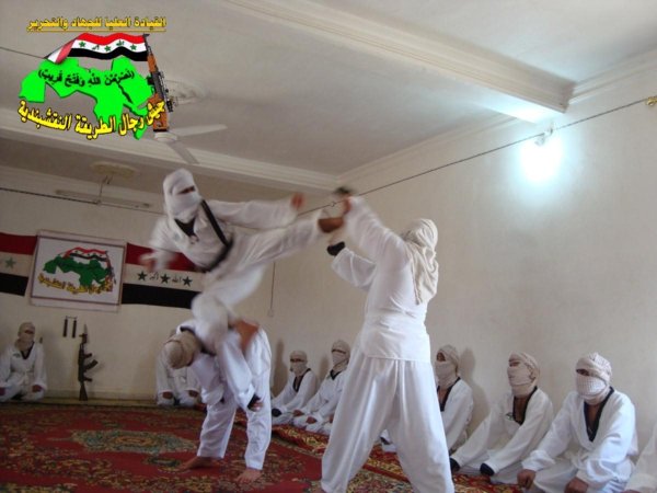 Una academia de karate del Ejército de los Hombres de la Orden Naqshbandi, grupo insurgente baazista anti-estadounidense.