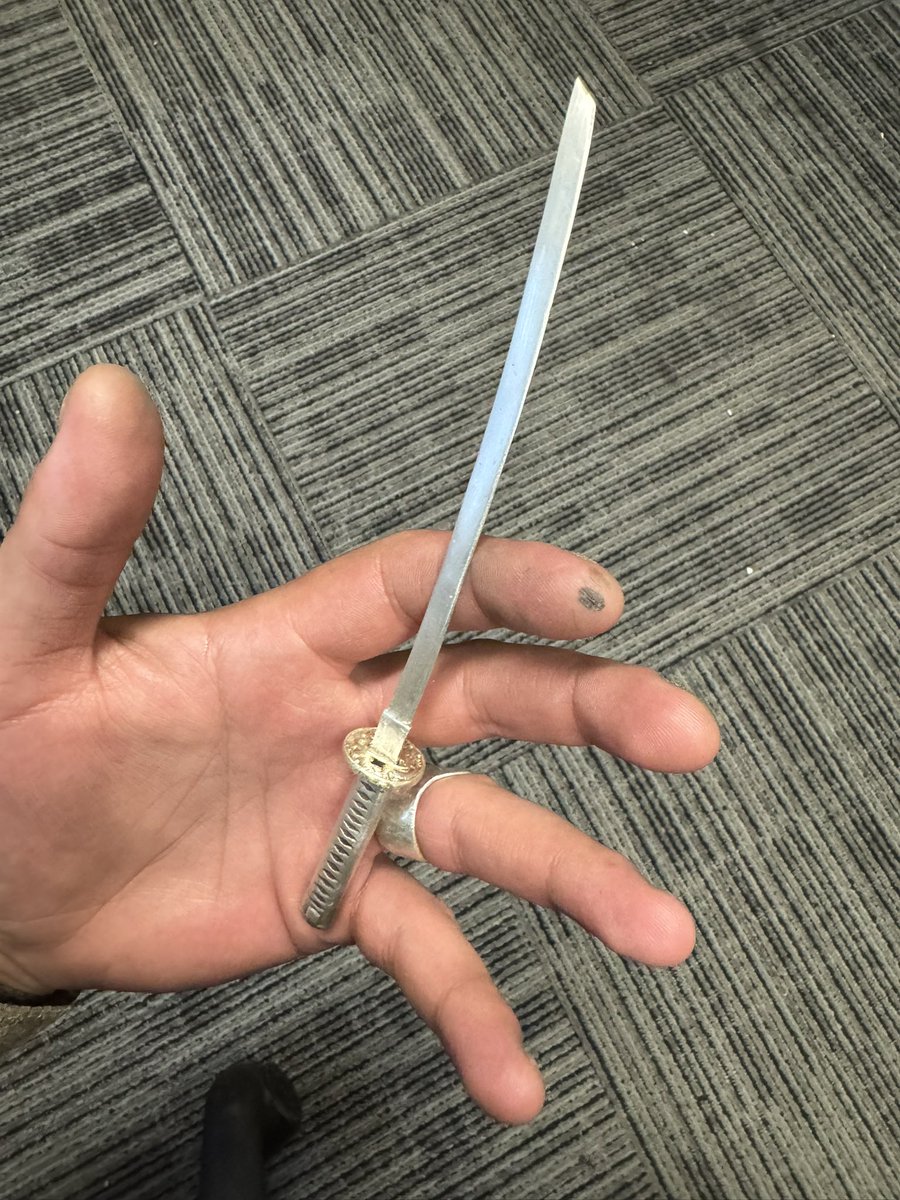 omen_metals's tweet photo. Have you ever seen 1 ozt of silver be over 7 inches long? Here’s a 31.1g 999fs katana with a 14k green gold tsuba. I sand casted this piece. https://t.co/yAS9pKrP8L