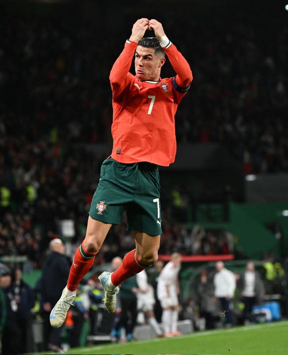 TeamCRonaldo's tweet photo. Cristiano Ronaldo in the Nations League 24/25:

🏟️ 8 Games
⚽ 7 Goals
🅰️ 1 Assist https://t.co/DnKwspTeKx
