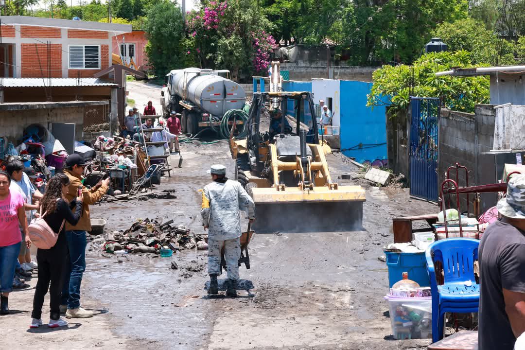 GN_MEXICO_'s tweet photo. En #Puebla, la #GuardiaNacional mantiene el Plan #DNIIIE en su fase de auxilio a la población afectada por las intensas lluvias registradas en varios municipios de la entidad, con acciones como recuperación de viviendas y la  remoción de tierra en las vías de circulación se brinda apoyo a la ciudadanía. #PorMéxicoSiempreEnGuardia Somos #GuardianesDeLaSoberanía