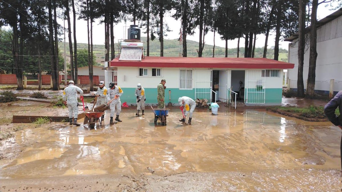 GN_MEXICO_'s tweet photo. En #Puebla, la #GuardiaNacional mantiene el Plan #DNIIIE en su fase de auxilio a la población afectada por las intensas lluvias registradas en varios municipios de la entidad, con acciones como recuperación de viviendas y la  remoción de tierra en las vías de circulación se brinda apoyo a la ciudadanía. #PorMéxicoSiempreEnGuardia Somos #GuardianesDeLaSoberanía
