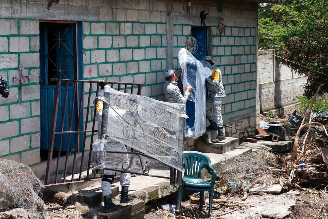 GN_MEXICO_'s tweet photo. En #Puebla, la #GuardiaNacional mantiene el Plan #DNIIIE en su fase de auxilio a la población afectada por las intensas lluvias registradas en varios municipios de la entidad, con acciones como recuperación de viviendas y la  remoción de tierra en las vías de circulación se brinda apoyo a la ciudadanía. #PorMéxicoSiempreEnGuardia Somos #GuardianesDeLaSoberanía
