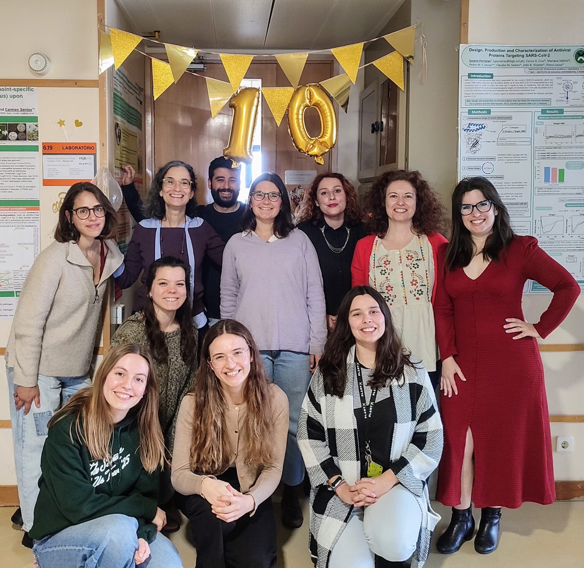 ResistLab (@pdresistlab) on Twitter photo Nuestra doctoranda Sara Rodríguez Mena acaba de regresar de una estancia de 3 meses en <a href="/itqbnova/">ITQB NOVA</a> <a href="/PlantxL/">PlantX Lab</a> <a href="/AgEInves/">Agencia Estatal de Investigación</a> <a href="/IAS_CSIC/">IAS-CSIC</a> Nuestra doctoranda Sara Rodríguez Mena acaba de regresar de una estancia de 3 meses en <a href="/itqbnova/">ITQB NOVA</a> <a href="/PlantxL/">PlantX Lab</a> <a href="/AgEInves/">Agencia Estatal de Investigación</a> <a href="/IAS_CSIC/">IAS-CSIC</a>