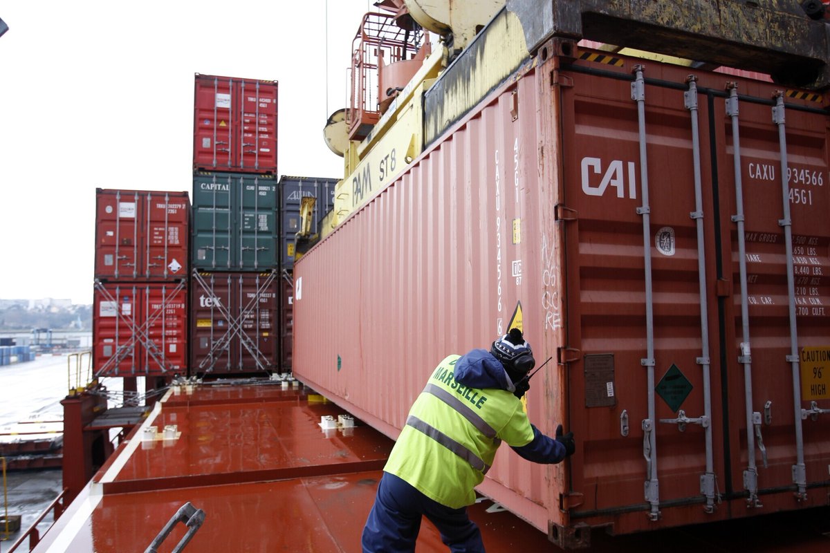 le_Parisien's tweet photo. Les dockers de Marseille-Fos refusent de charger des composants militaires destinés à Israël 

➡️ https://t.co/ZnczU5wGXW https://t.co/aTdm93Qyr0