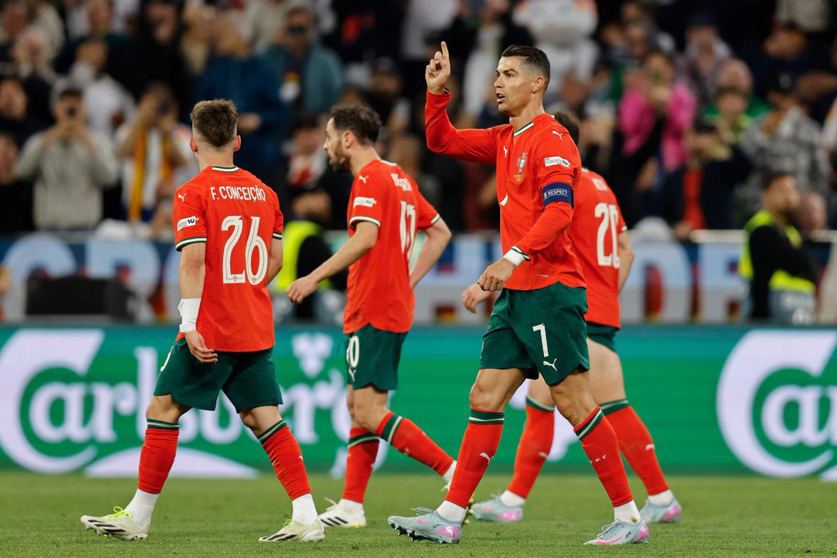فلاح القحطاني (@falahsport) on Twitter photo الأفضل في "التاريخ" "والجغرافيا" "والكرة الأرضية"..!
بلا ميسي بلا هم
#كريستيانو_رونالدو
#البرتغال_المانيا
<a href="/Cristiano/">Cristiano Ronaldo</a> الأفضل في "التاريخ" "والجغرافيا" "والكرة الأرضية"..!
بلا ميسي بلا هم
#كريستيانو_رونالدو
#البرتغال_المانيا
<a href="/Cristiano/">Cristiano Ronaldo</a>