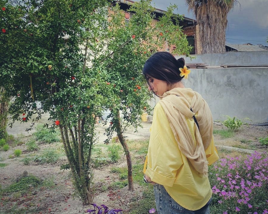 دنیا پر از رنج است ، با این حال درختان گیلاس شکوفه میدهند.🌀🤍