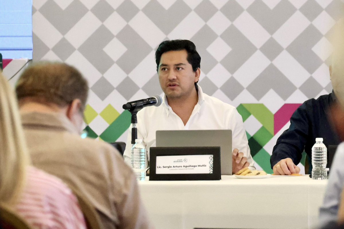 SergioArturoAM's tweet photo. 👉🏻 Acompañamos al Gobernador @RGC_Mx, a la reunión de Gabinete, donde encabezó un análisis del trabajo gubernamental para reforzar el correcto desempeño en las labores de su administración para seguir construyendo un #SanLuisSinLímites para las y los potosinos. 🙌🏻 📈
#CGESLP https://t.co/dgcAjAlQbH