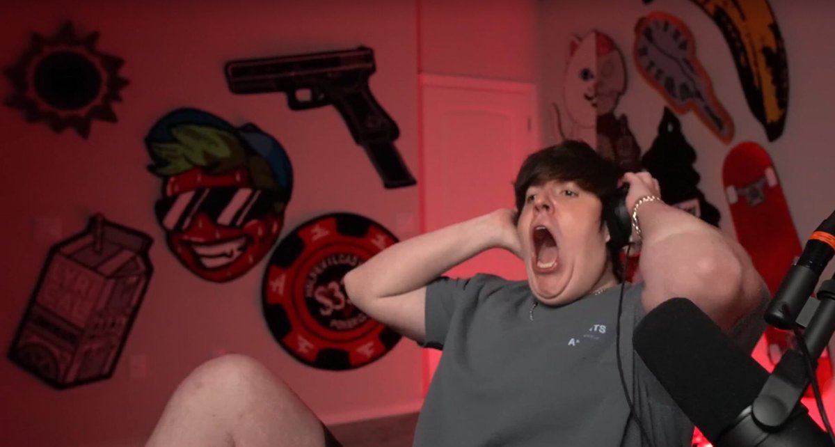 kusmikus163's tweet image. bro got an electric shock that made his eyes go 2 different directions