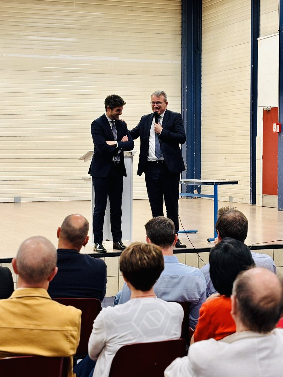 durovray's tweet photo. Ce soir à Évry, réunion publique sur le narcotrafic organisée par @b_ouisal . @AurelienPradie a rappelé l’urgence d’agir : sécurité, justice, République.
Je salue son travail intellectuel, mené avec exigence et courage. #Sécurité #Narcotrafic #République https://t.co/2nFLd8tW78
