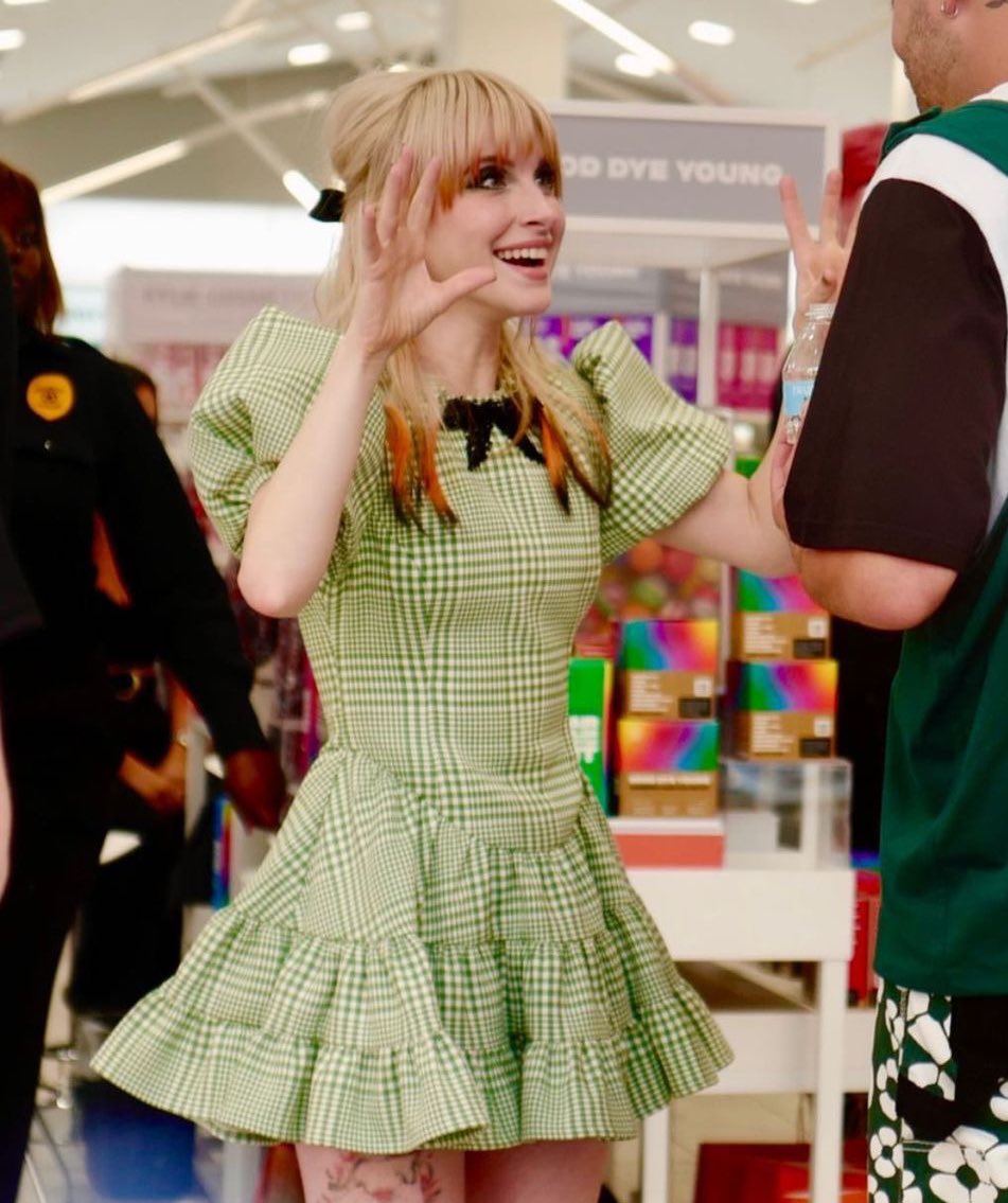 afterlauqhter's tweet photo. 🚨 First look at Dorothy, who will be played by Hayley Williams in 'WICKED: FOR GOOD'. https://t.co/v4qb7NmUMS