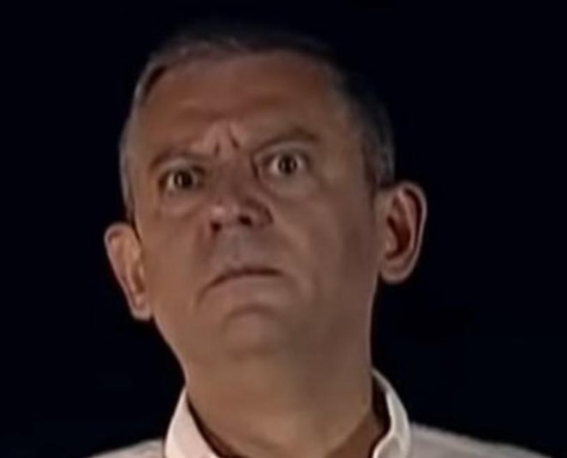 Ülkenin ana muhalefet partisi genel başkanının kürsüye çıkıp Başsavcıyı tehdit etmesi parmak sallaması ne demek?! Danışmanları ne iş yapar da engel olmaz? Hadi siyaseti geçelim, vatandaşlık bilincini de mi kaybettin #HadsizÖzgürÖzel