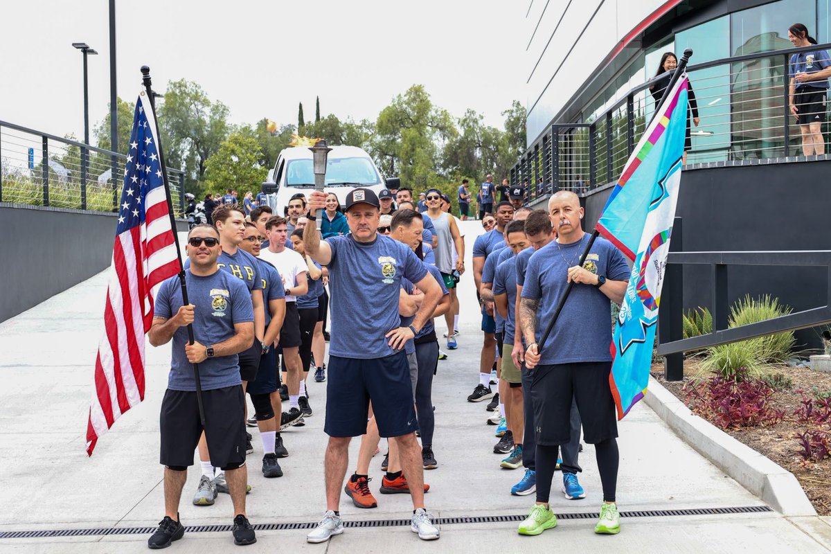 LAPDTopanga's tweet photo. 🔥 Another leg in the books for the 2025 Torch Run, as is continues to blaze across Southern California. The #FlameOfHope continues lighting the way to the Summer Games. 💙
📸 More pictures to add to the photo album #SoCalTorchRun
#TorchRun #LETR #LETR4SOSC https://t.co/V5G703lbW2
