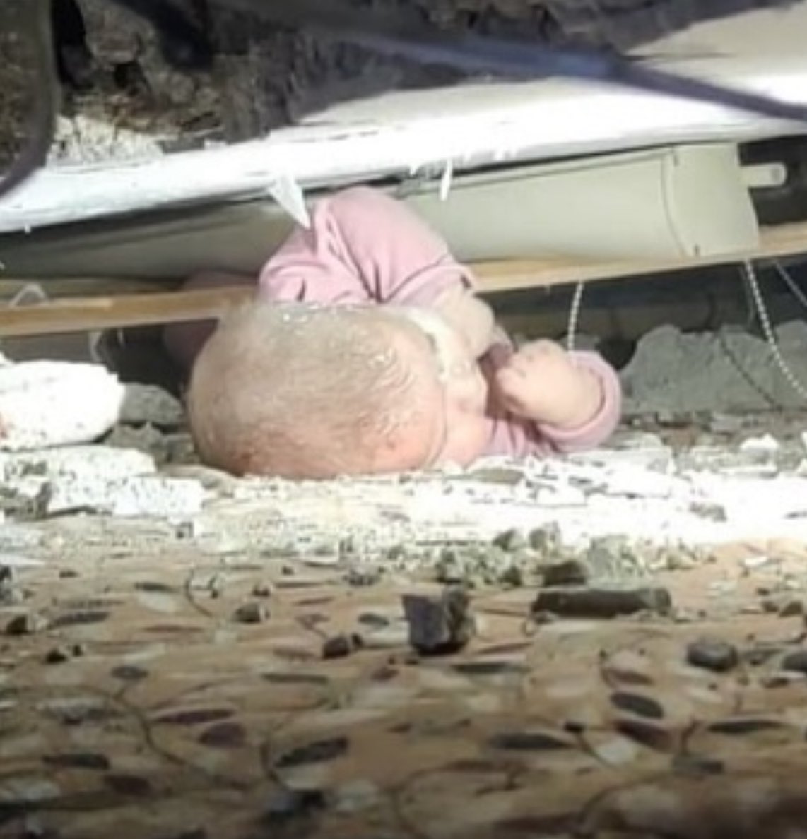 Bayramı bekleyen bizim çocuklarımız..

Ve enkaz altında Gazze'li bir bebek..