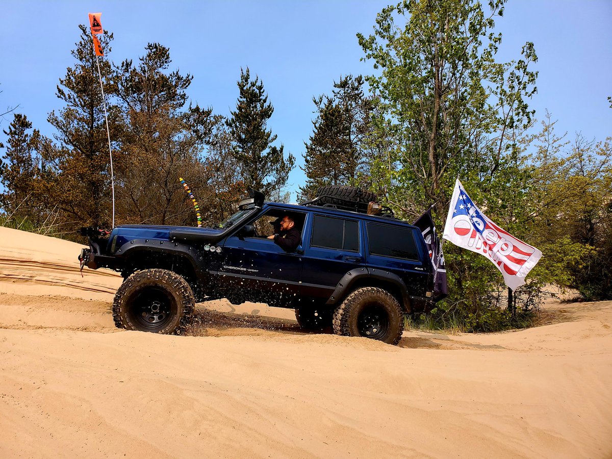 Jeep_Jose11's tweet photo. The Power Of XJ 

#XJ #XJGang #SilverLakeSandDunes #SLSD25 https://t.co/StM9P4a8c7