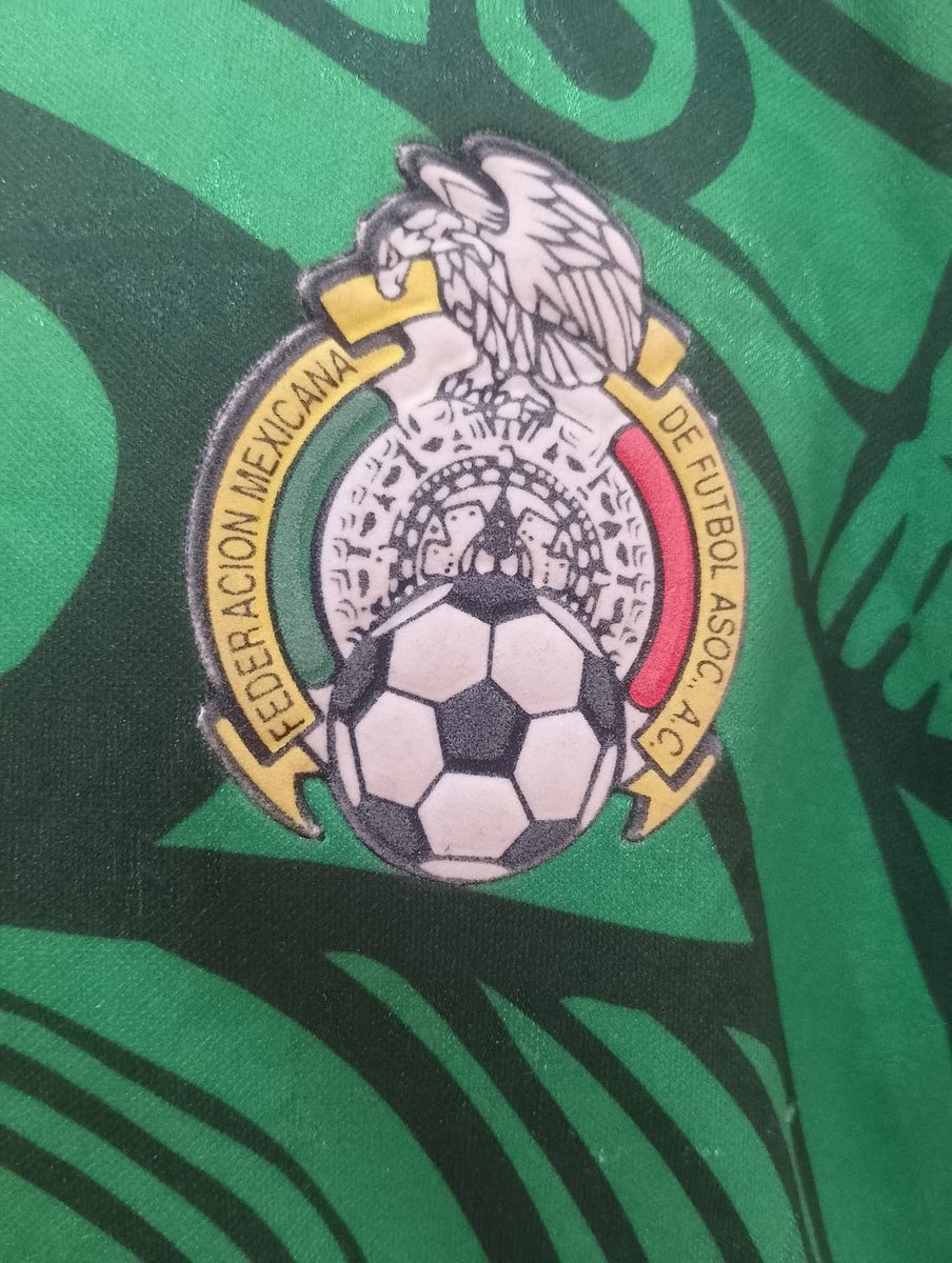 Grajales7's tweet photo. Ahí va un caso interesante. Esta camiseta apareció en venta en Facebook en $10,000 hace unos días por una persona de Monterrey. Días después, apareció en es de época. Seguramente se vendió por lo menos en $20,000. Lo problemático, es que es armada y no lo declararon… https://t.co/67DfSmPaam