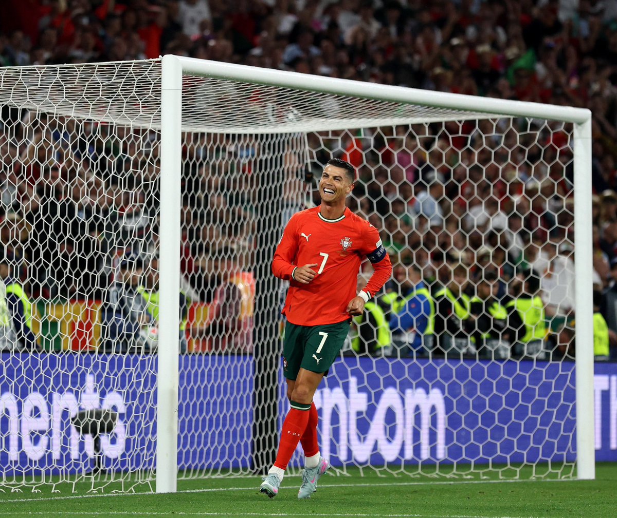 ByanNassr's tweet photo. 🚨🚨🚨🚨|| عاجل:

الاسطورة كريستيانو يقود البرتغال لنهائي امم اوروبا 

🐐🐐🐐🐐
🇵🇹🇵🇹🇵🇹🇵🇹 https://t.co/73kTp2GZmc