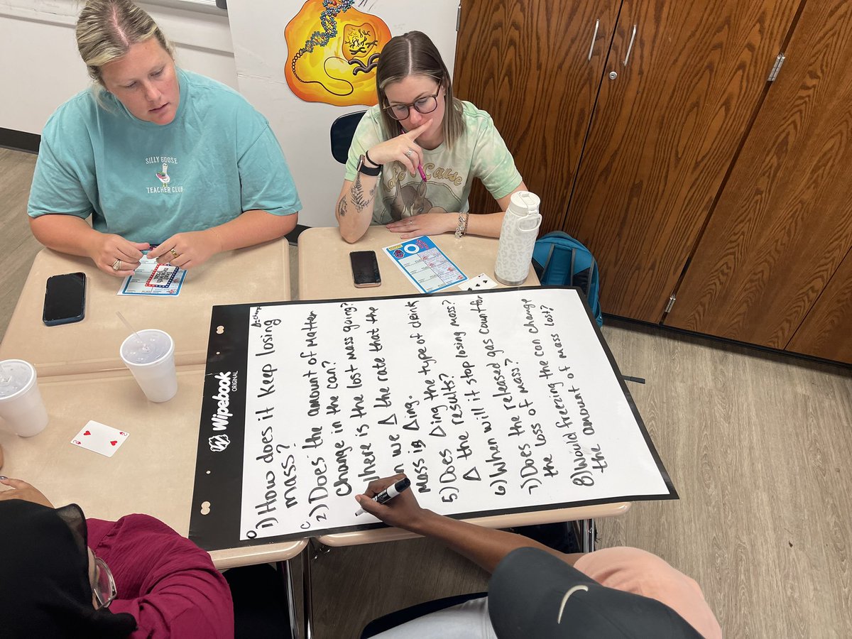 faithsims05's tweet image. “Differentiation Through Discovery” presenting with a fantastic teacher @coach_workman_. KMS science teachers showing up and showing out for #SciFest! @Wipebook @HumbleISD_KMS @Humble_2ndSci 
#ExploreBeforeExplain