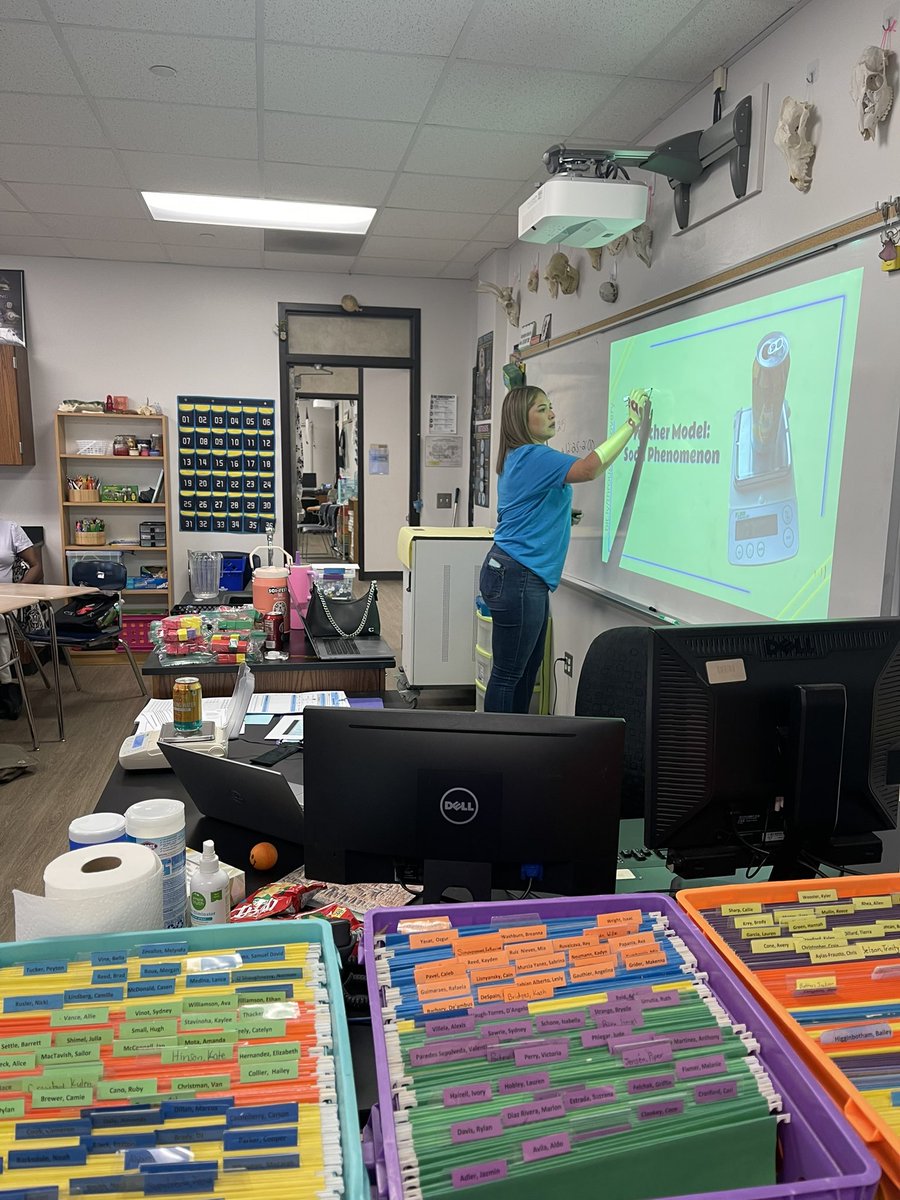 faithsims05's tweet image. “Differentiation Through Discovery” presenting with a fantastic teacher @coach_workman_. KMS science teachers showing up and showing out for #SciFest! @Wipebook @HumbleISD_KMS @Humble_2ndSci 
#ExploreBeforeExplain